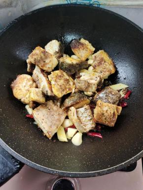 放入煎好的腊鱼块！