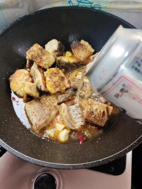 放入适量的啤酒！（啤酒没过腊鱼块即可！如果啤酒不够，也可以加入适量的开水进去！）
