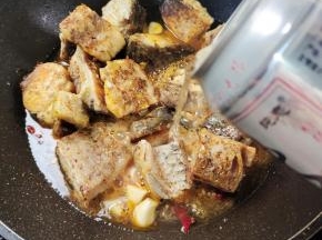 放入适量的啤酒！（啤酒没过腊鱼块即可！如果啤酒不够，也可以加入适量的开水进去！）