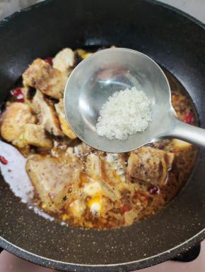 放入少许白糖提鲜！