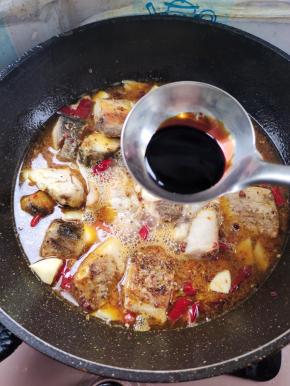 放入适量的老抽调色！