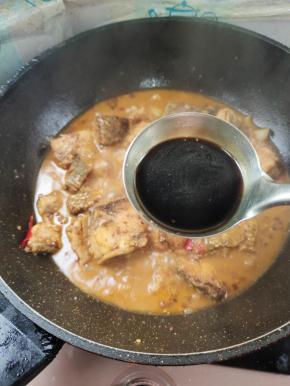 放入大半勺生抽调味儿！