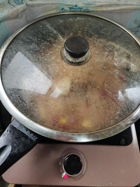 煮开后，盖上盖子，焖煮10分钟！