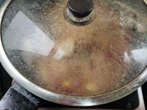 煮开后，盖上盖子，焖煮10分钟！