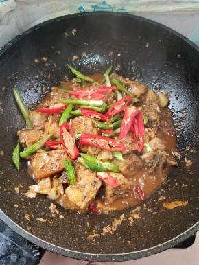 放入青红尖椒！