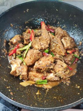 起锅前放入适量的鸡精和香醋翻炒均匀即可食用！