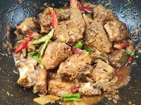 起锅前放入适量的鸡精和香醋翻炒均匀即可食用！