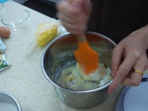 加入糖粉，用硬刮刀竖着按压混匀黄油。