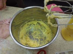 黄油切块，软化。用电动打蛋器1档打发黄油