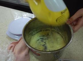 电动打蛋器1档打发，变奶白色，开快档，变白很多。