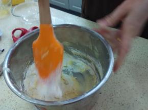 过筛椰粉、低粉，分二次，用刮刀按压拌匀，看不到面粉为止。