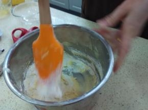 过筛椰粉、低粉，分二次，用刮刀按压拌匀，看不到面粉为止。