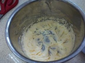 颜色变浅，体积变大