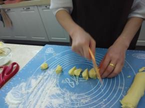 用刮板沾下粉再切面团