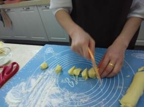 用刮板沾下粉再切面团