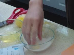 搓圆，表面沾上椰蓉。