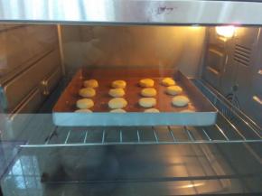 轻按平（不要用力按太平），放烤箱170度，中层25-30分钟。（注：这种金盘底厚放中下层）