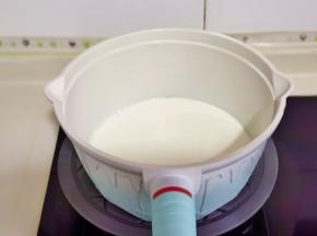 牛奶倒入锅中。