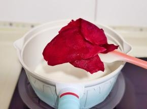 加入火龙果皮。