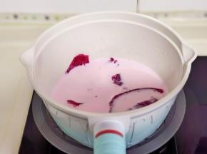 煮至自己喜欢的颜色，将果皮捞出。