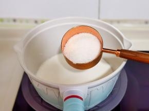 白色布丁：牛奶倒入锅中+白砂糖。