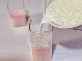 待火龙果口味凝固倒入奶香口味的。