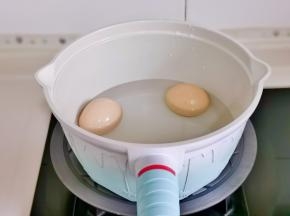 鸡蛋洗净，冷水下锅，煮熟捞出过冷水，去皮一切四。