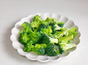 西兰花掰小朵洗净。