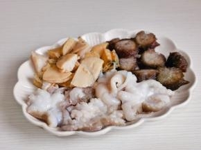 海参切段，小鲍鱼切小块，八爪鱼处理干净。