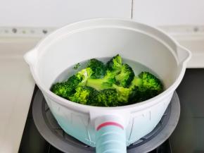 锅中加一勺盐，几滴油烧开，下西兰花烫熟捞出过冷水。