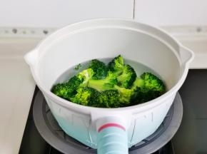 锅中加一勺盐，几滴油烧开，下西兰花烫熟捞出过冷水。