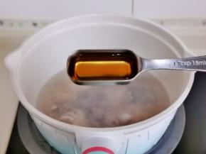 海鲜冷水下锅加1勺料酒。