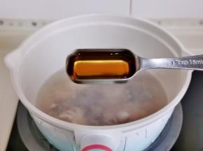 海鲜冷水下锅加1勺料酒。