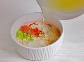 葱花+蒜末+辣椒粉+白芝麻，淋上热油。