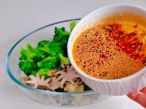 浇在配菜中拌均匀。