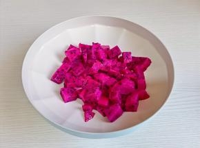 火龙果去皮切小块。
