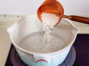 锅中加水烧开倒入西米。