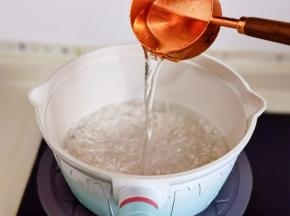 水粘稠时淋上一勺冷水。