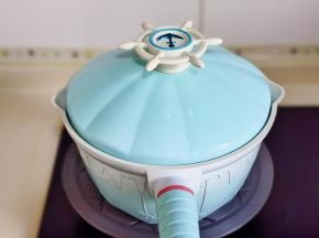 盖上盖子焖15分钟。