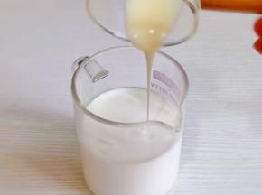 牛奶中加入低脂炼乳搅拌均匀。