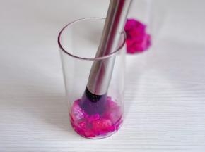 杯中加入火龙果丁捣碎。