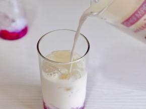倒入牛奶。（用椰汁也可）