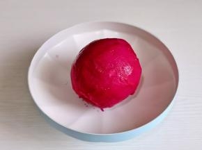 火龙果去掉外面的一层皮。