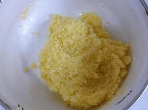 面团用手指戳个洞，不回缩不塌陷就是发酵好了。用手轻轻按压排气。盖保鲜膜松弛15分钟。