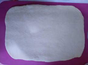 铺上提前做好的椰蓉馅。