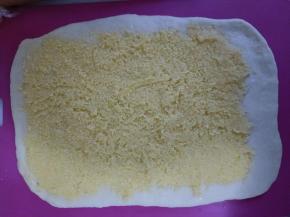 将面团卷起，两头捏紧。