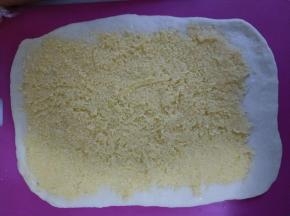 将面团卷起，两头捏紧。