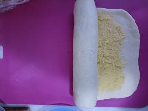 用擀面杖轻轻擀薄一些。