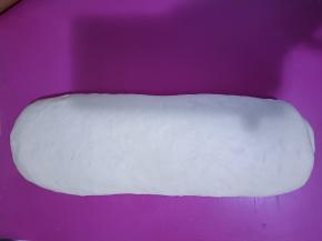 用麻花辫的方式编好，底部捏紧不能散开。