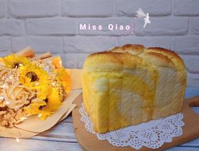 将面团用面包切两刀，分成三股，顶部不能切断。